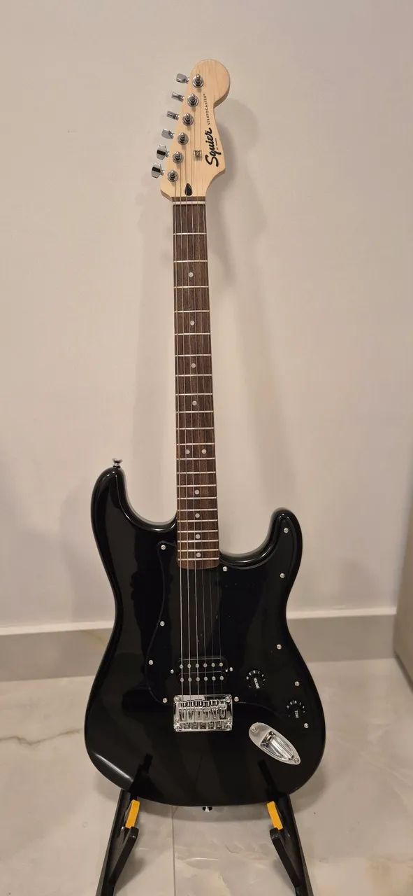 Guitarra Fender Squier preta com um humbucker - Foto 2