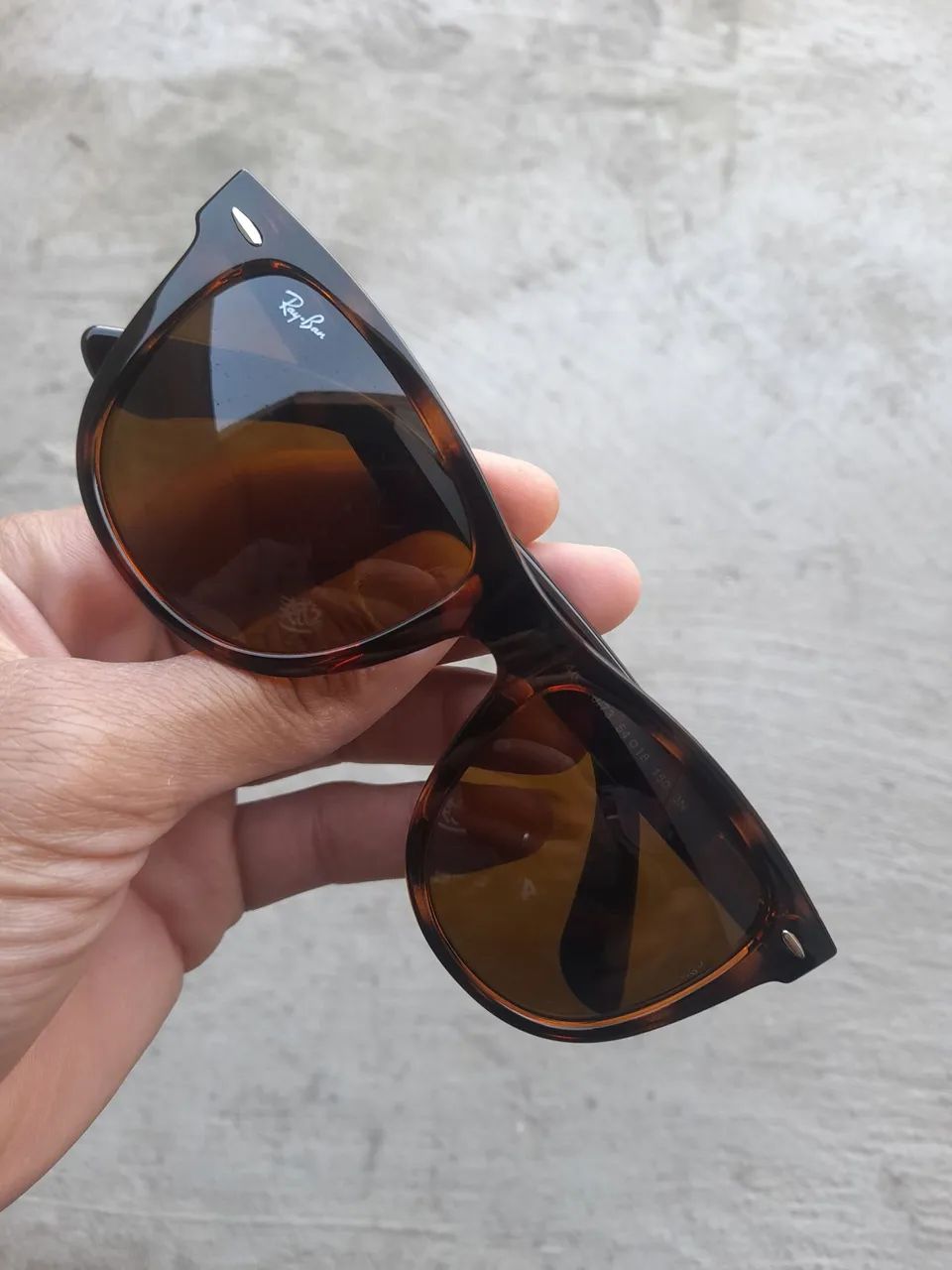 Óculos de sol marrom wayfarer ray-ban 