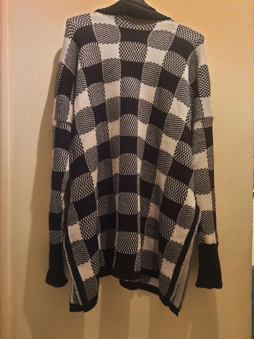 Poncho xadrez preto e branco