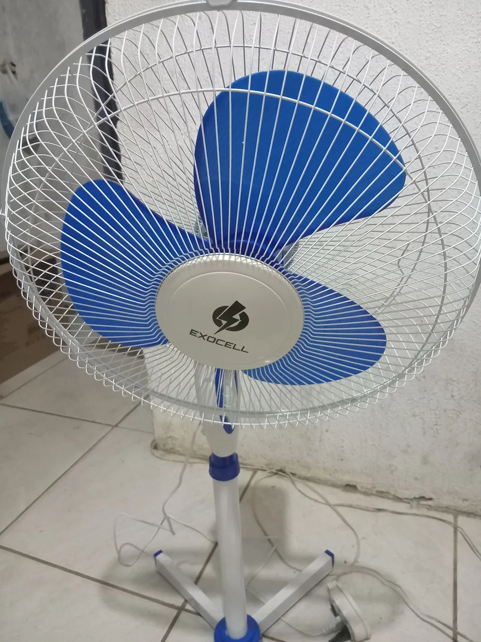 Ventilador de Coluna Exocel com Hélices Azuis