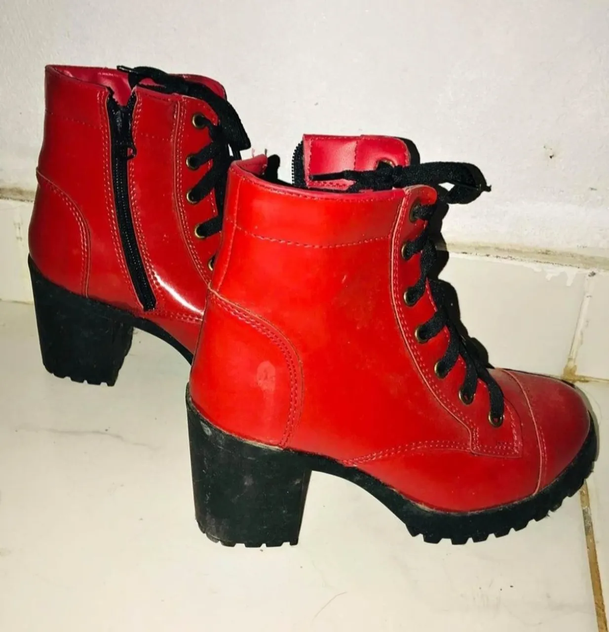 Botas vermelhas femininas com salto