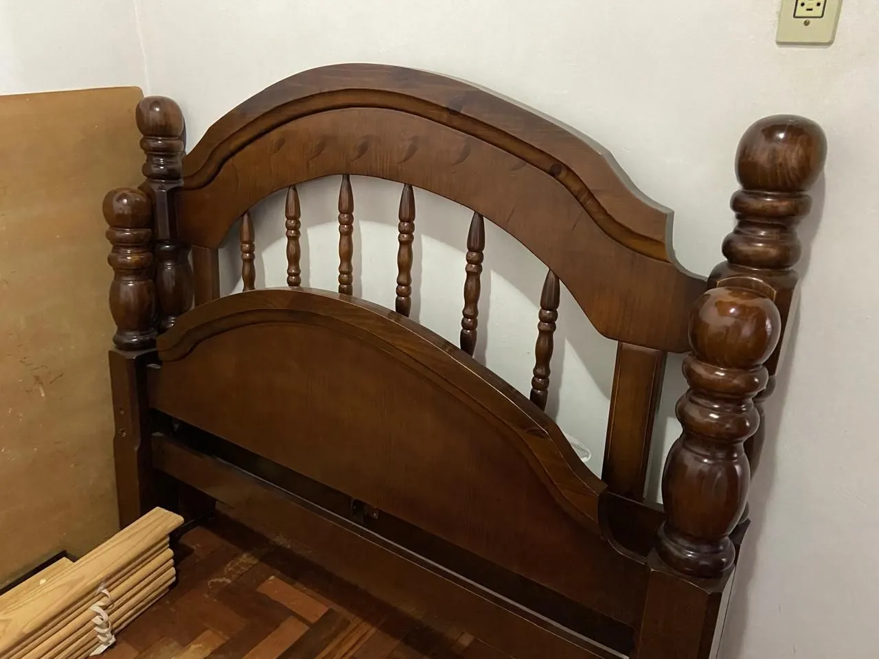 Cama de Madeira Clássica - Conforto e Elegância