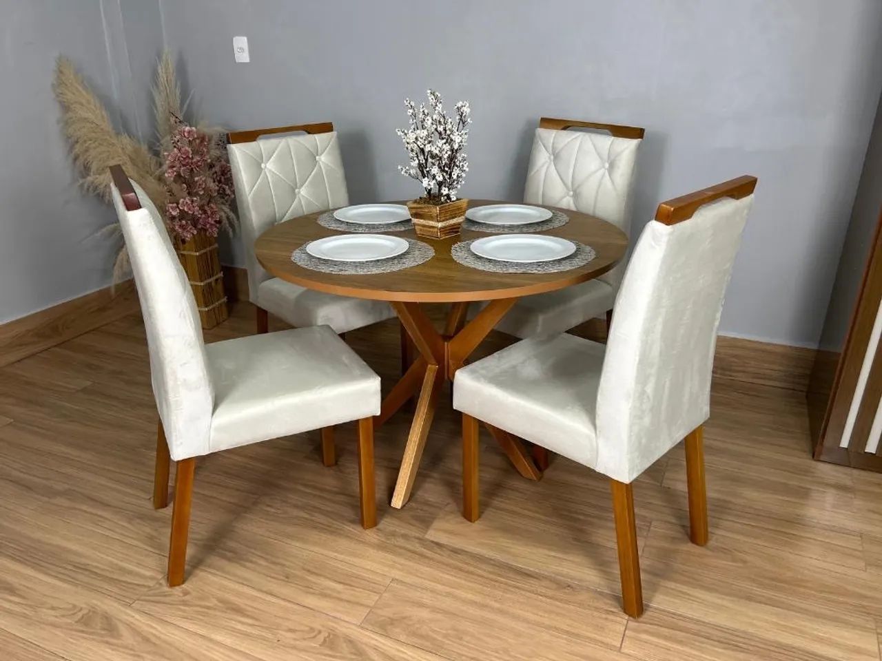 Mesa de Jantar Simpatia 1.08×1.08 Circular Com 4 cadeiras Jasmim - Madeira maciça  - Foto 3