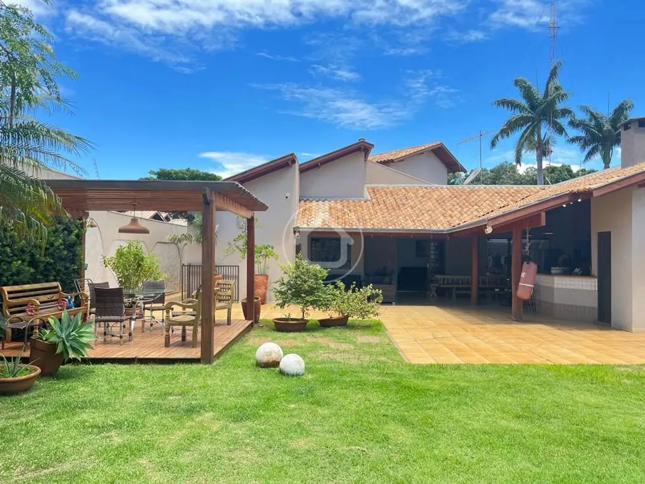 CASA COM AMPLO QUINTAL