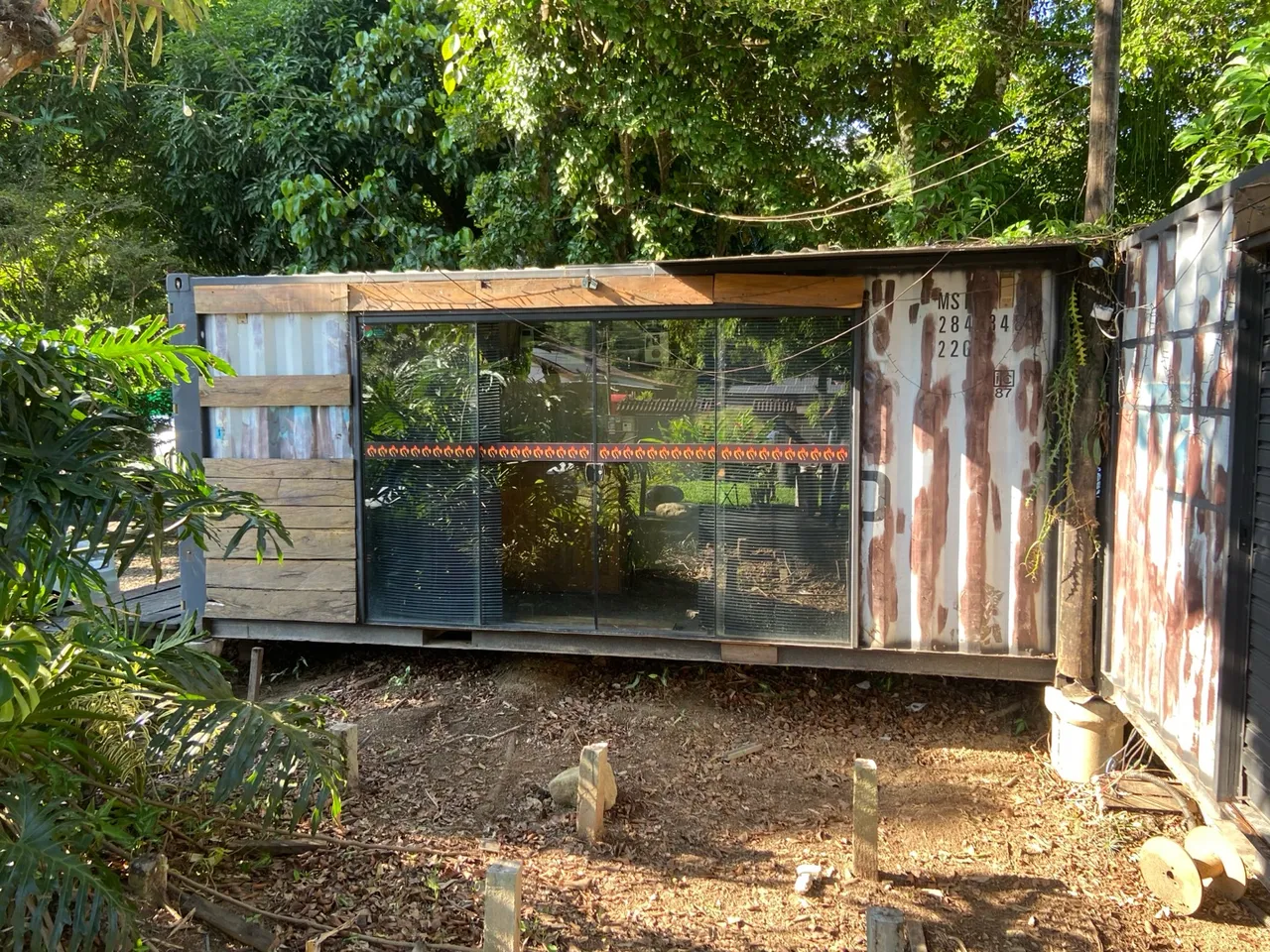 Container com porta de vidro e gesso acartonado