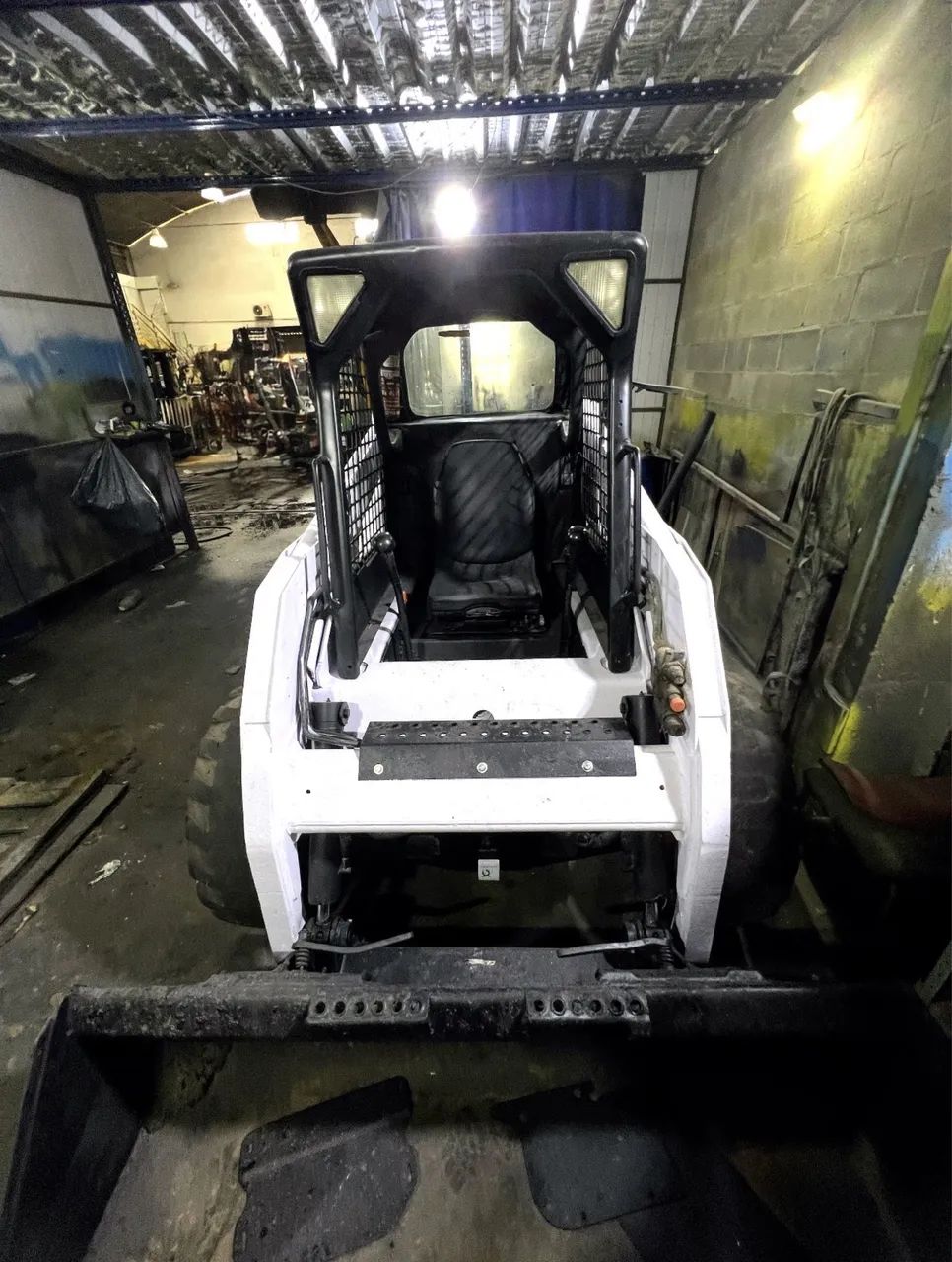 Minicaregadeira Bobcat S150 ano 2011, com 5.500 horas, à alavanca, em SP - Foto 4