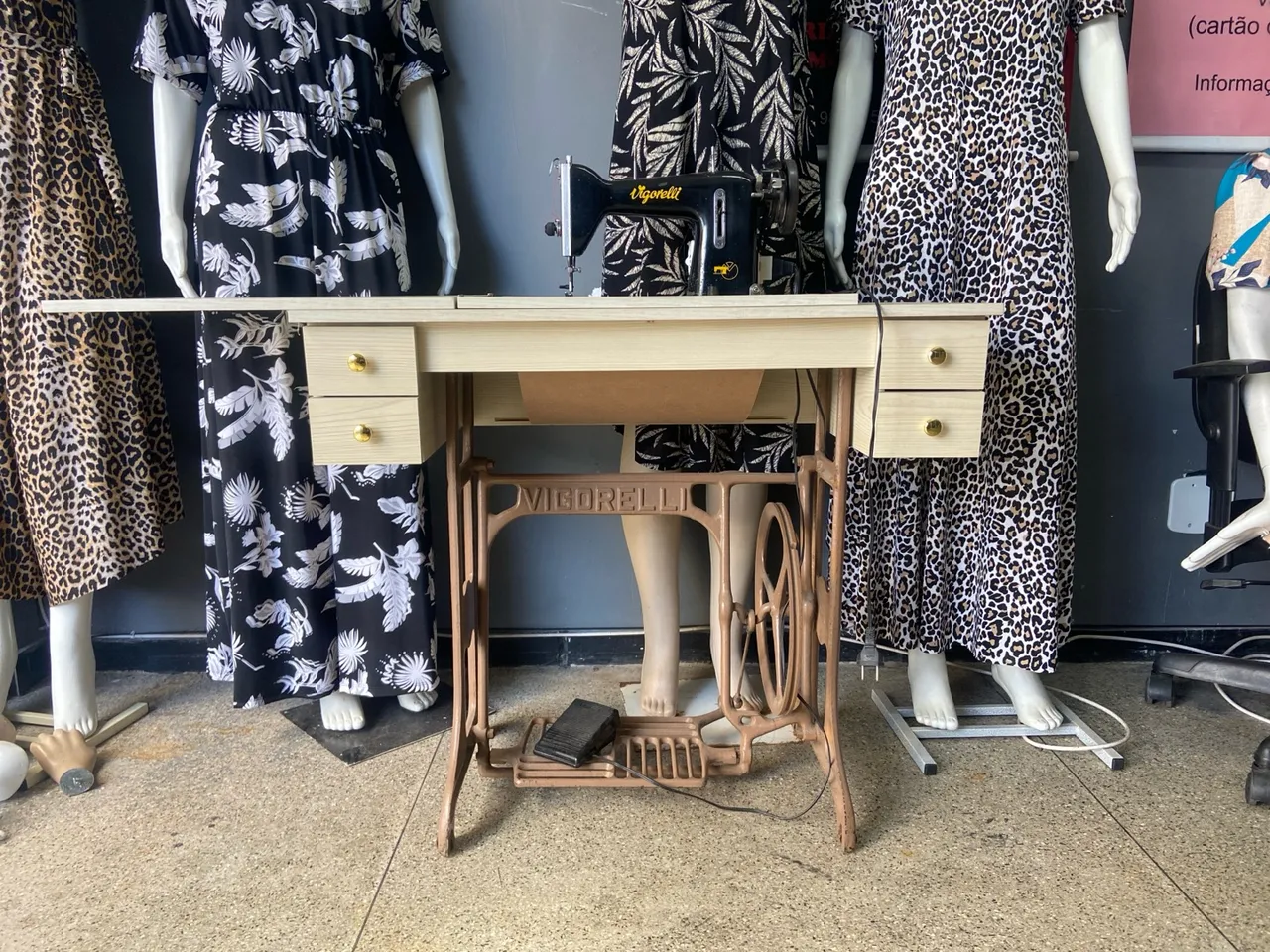Máquina de Costura Vigorelli Antiga com Mesa