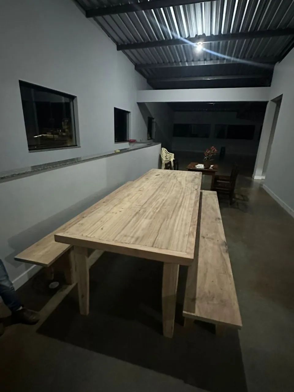 Mesa de jantar  grande de madeira nobre Ângico com 2  bancos  - Foto 4