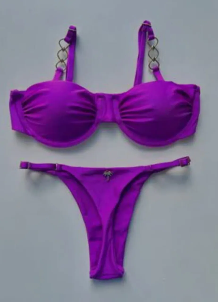 Biquíni Roxo com Detalhes Dourados - Verão 2024