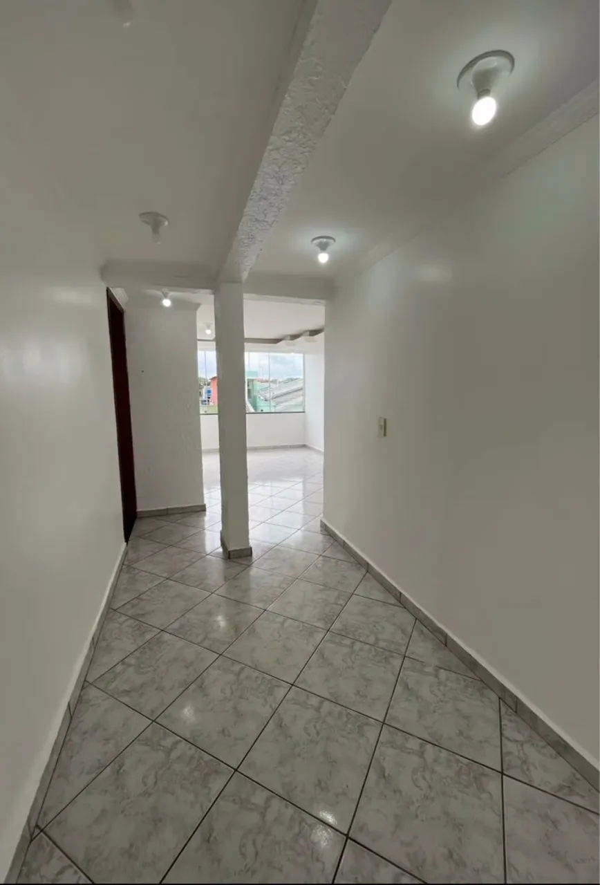 Apartamento com dois quartos e duas vagas de garagem à venda no Guará I.