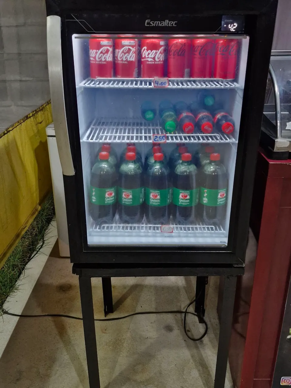 Cervejeira e freezer Esmaltec para bebidas