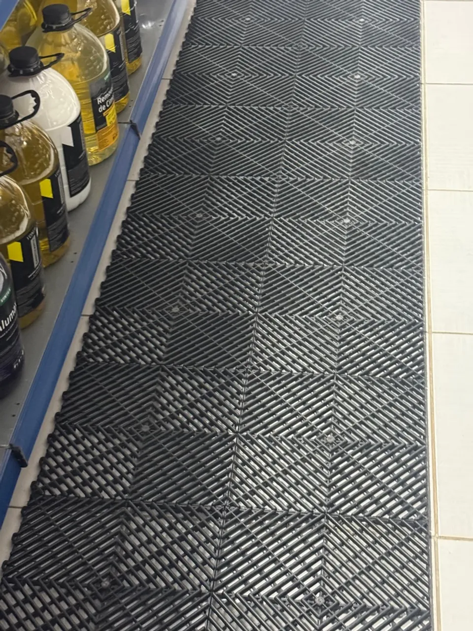 Piso modular antiderrapante para áreas molhadas
