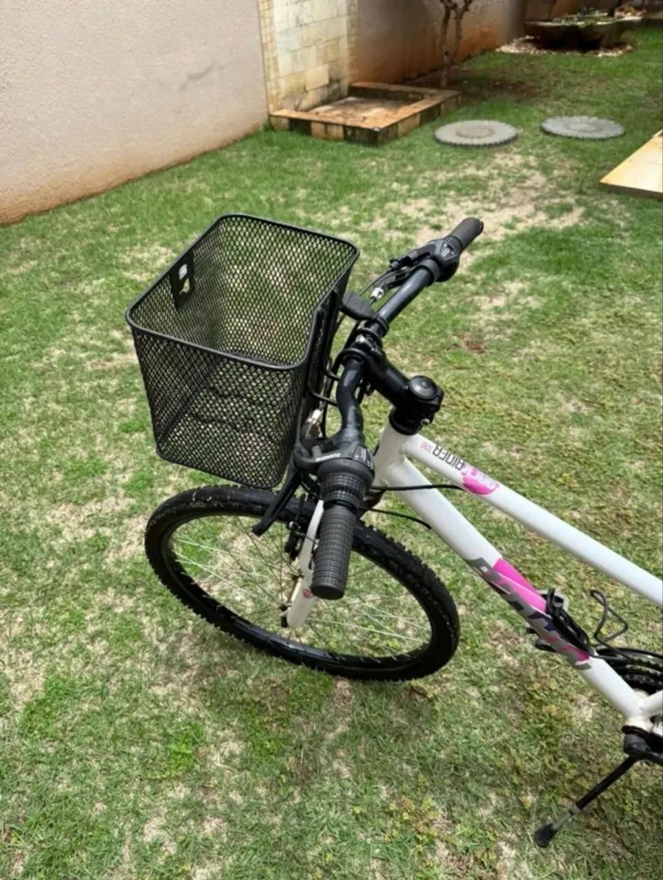 Bicicleta B'Twin Rockrider 300 - 26 Polegadas, equipada com cesta dianteira preta.