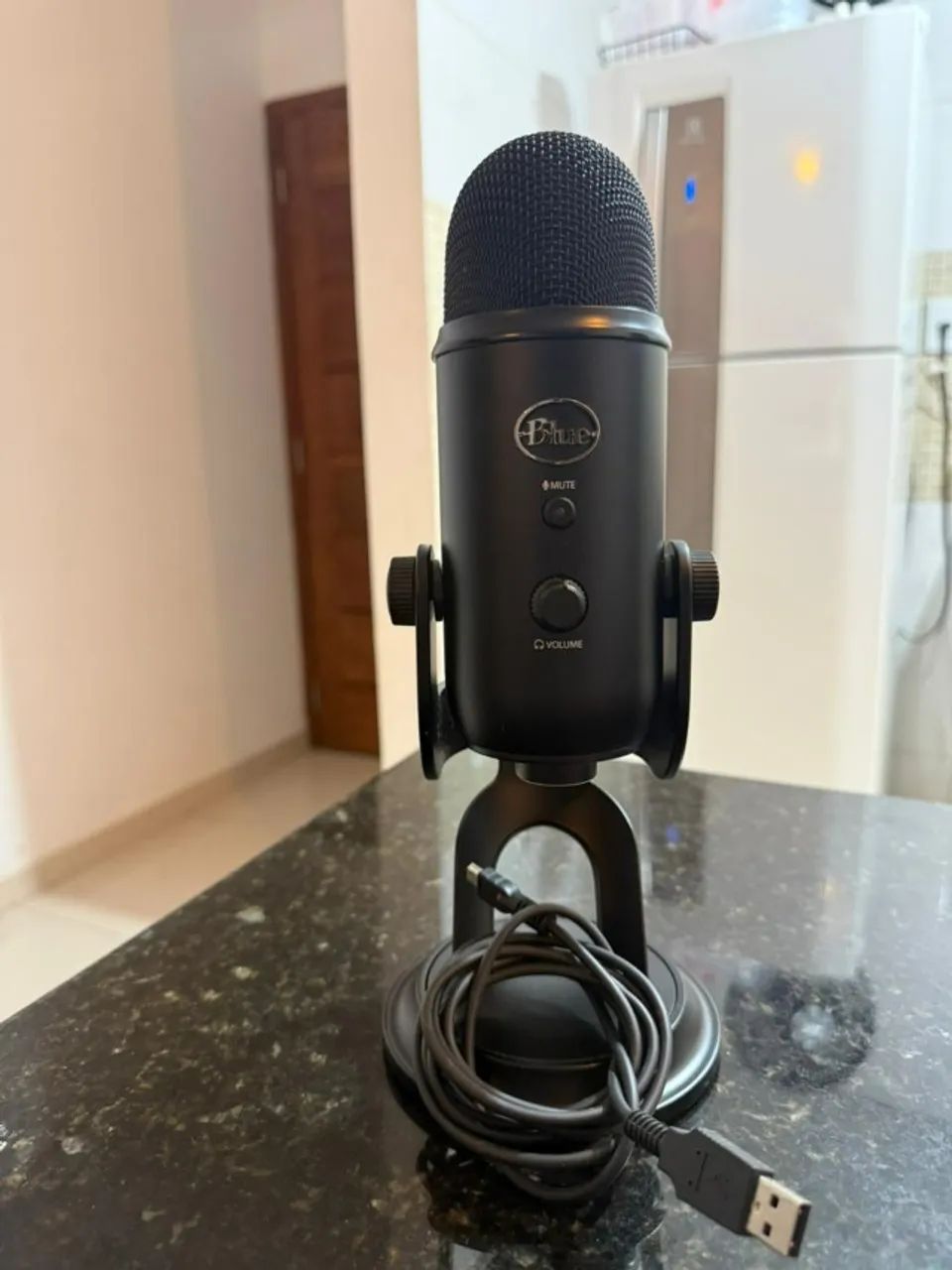Microfone Condensador Usb Blue Yeti - Preto Cor Blackout
