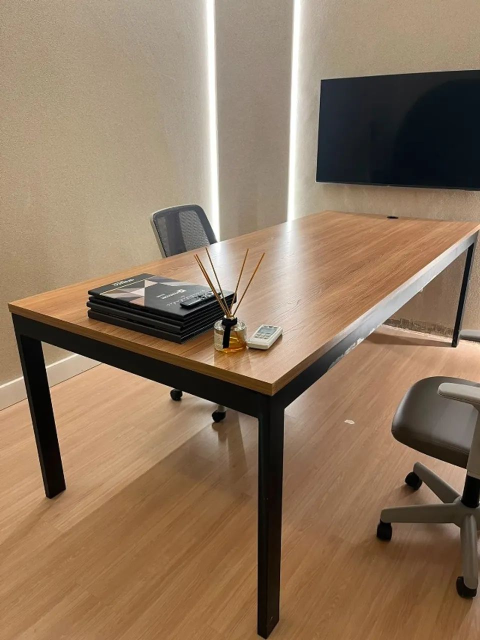 Mesa Retangular Moderna em Excelente Estado - Foto 4