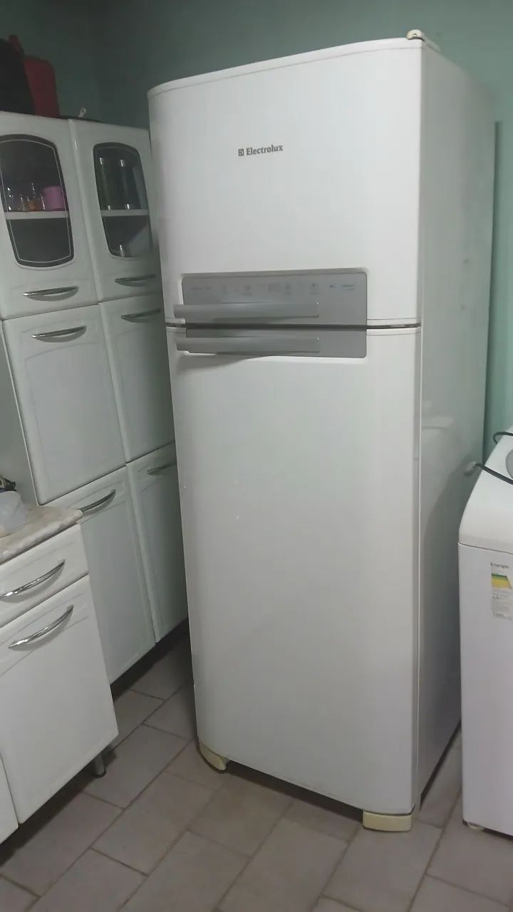Vende se geladeira