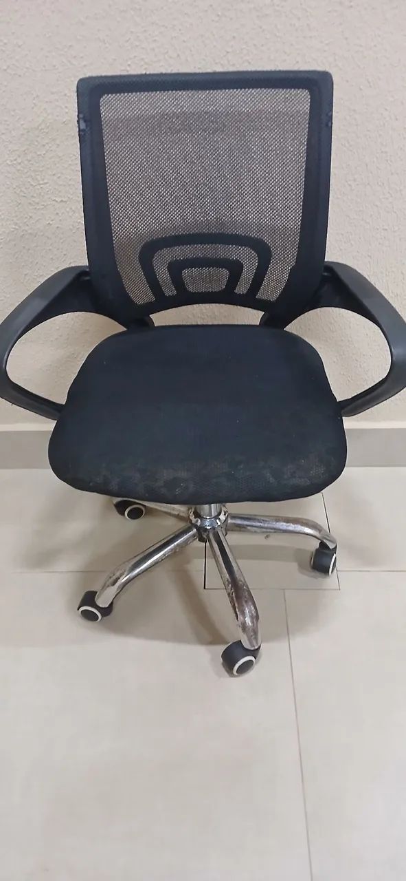 Cadeira simples usada  com detalhes de uso - Foto 4