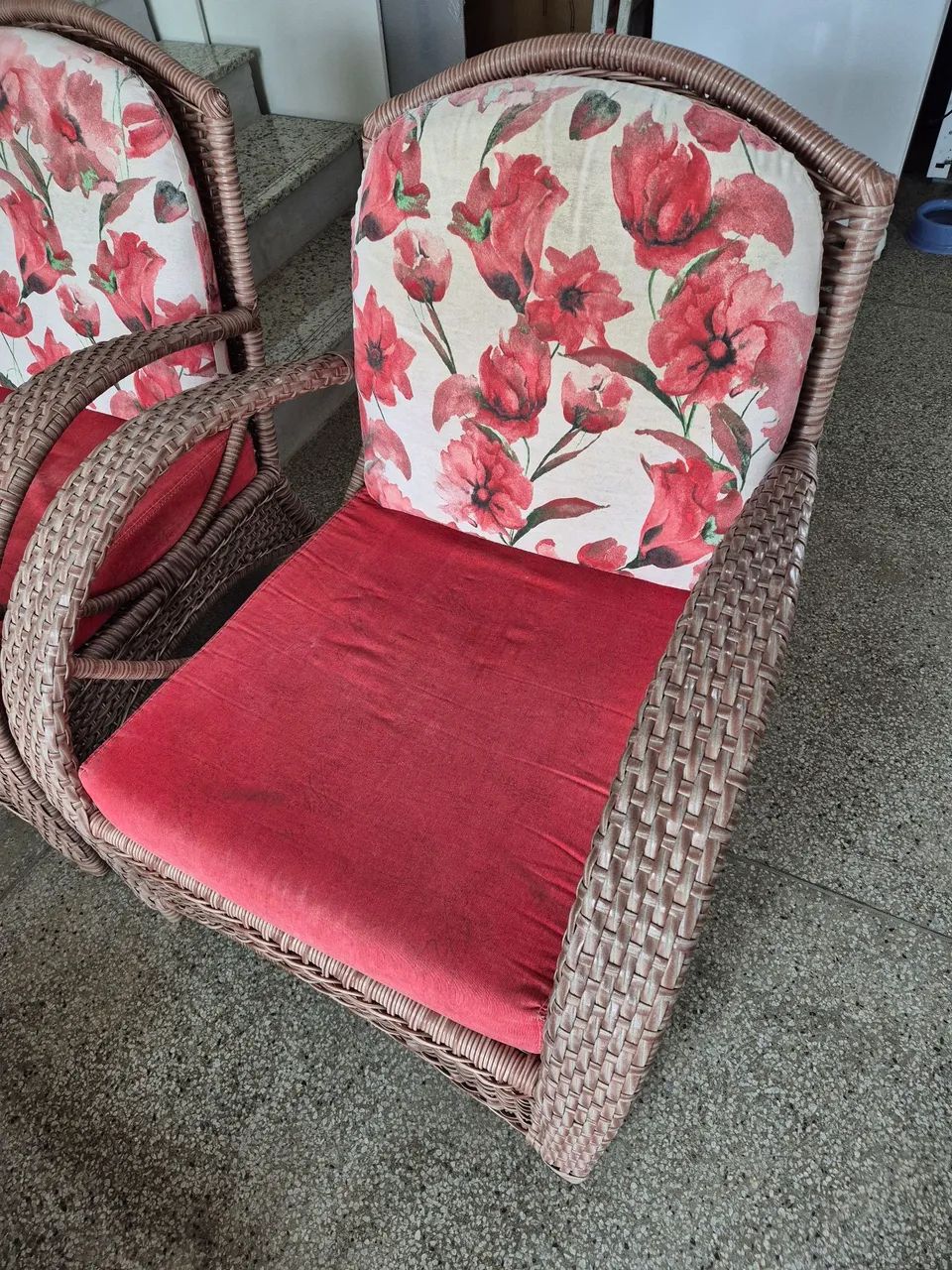 Conjunto de poltronas e mesa de vime. - Foto 2