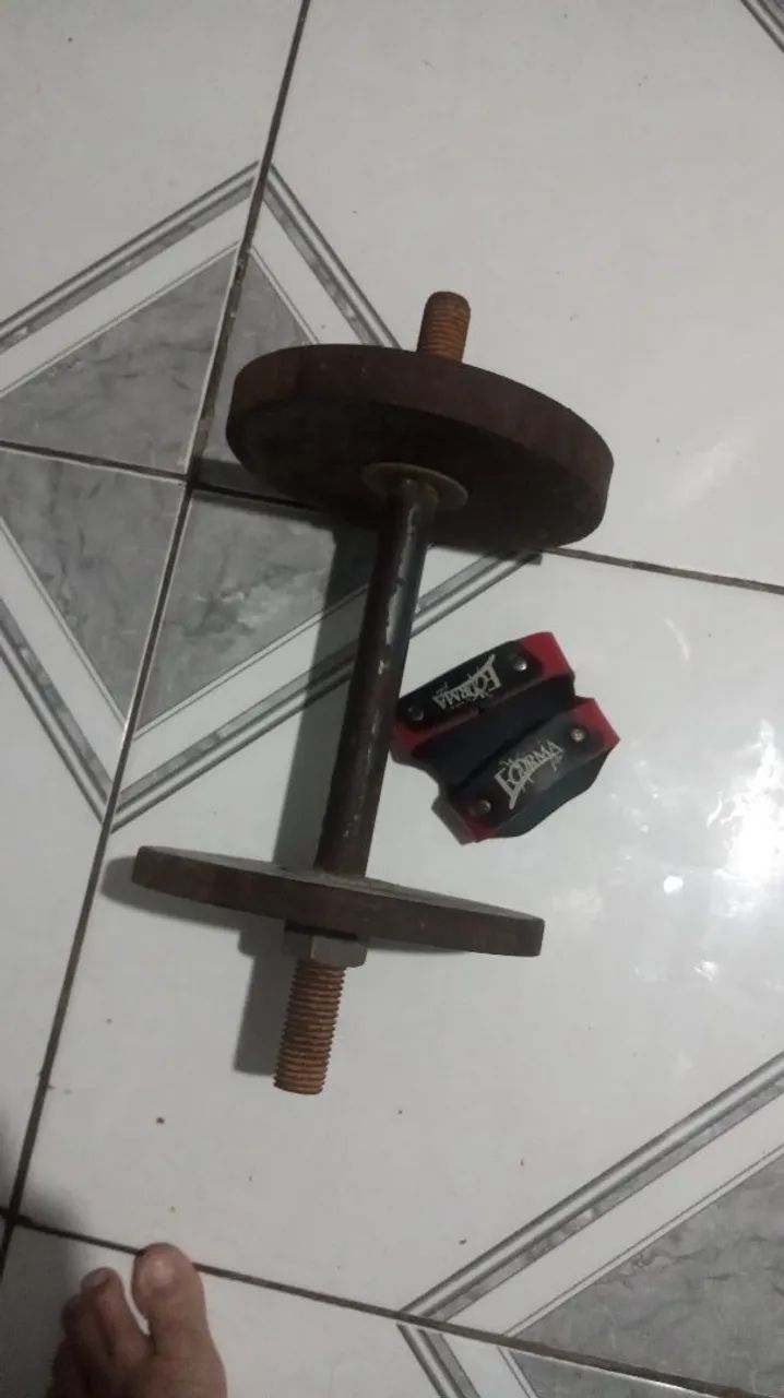 Peso de 10kg, barra rosqueada e anilhas