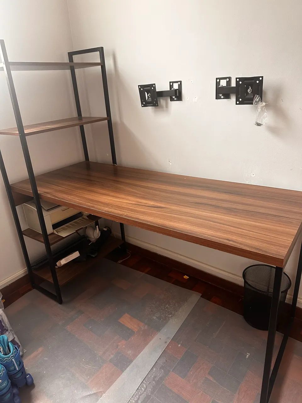Mesa escritório com estante