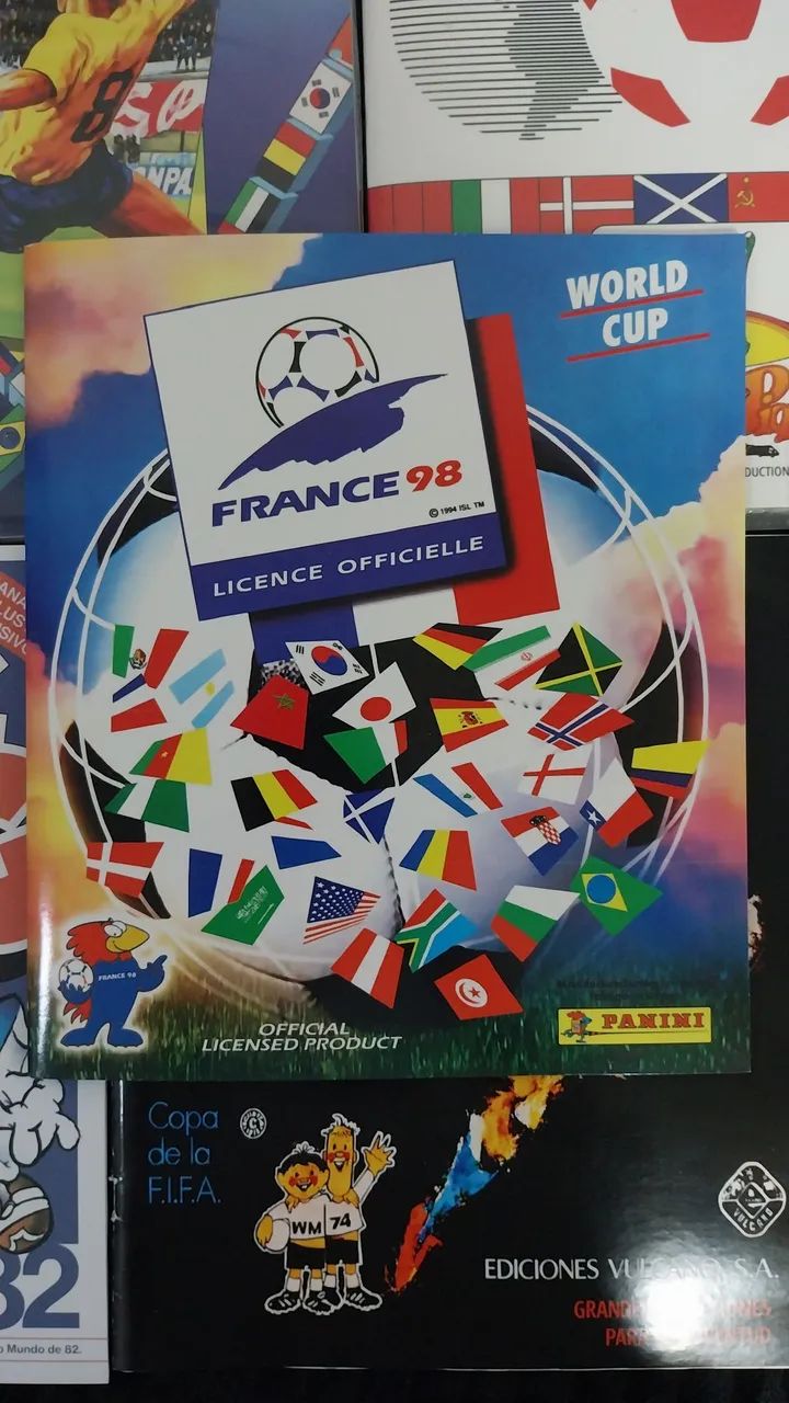 2 Álbuns da Copa do Mundo (1998 e 2002) - Vazios e Set para colar - Foto 3