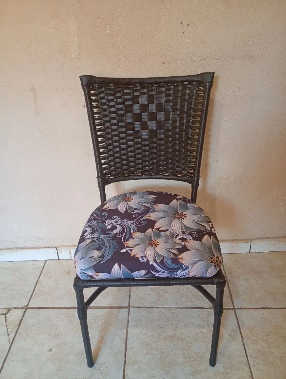 Vendo 4 cadeiras novas de mesa  - Foto 4