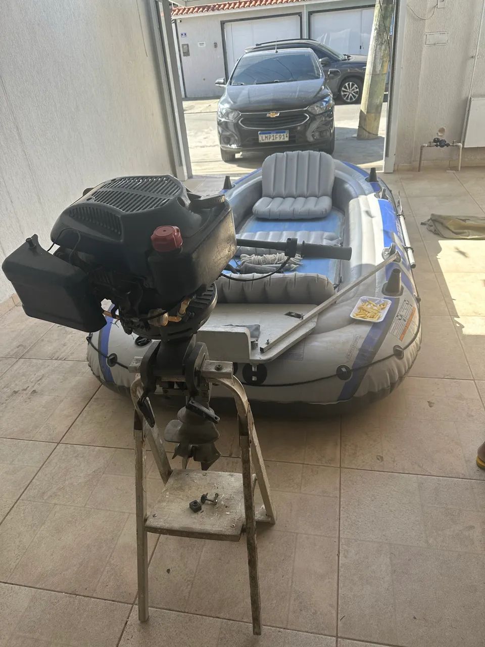 Bote intex excursão 5 com motor - Foto 4