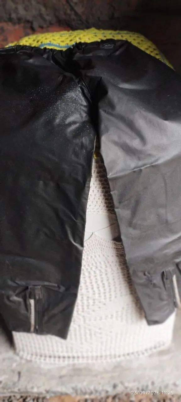 Vendo capa chuva para motoqueiro usada e  luva protetora nova  - Foto 2