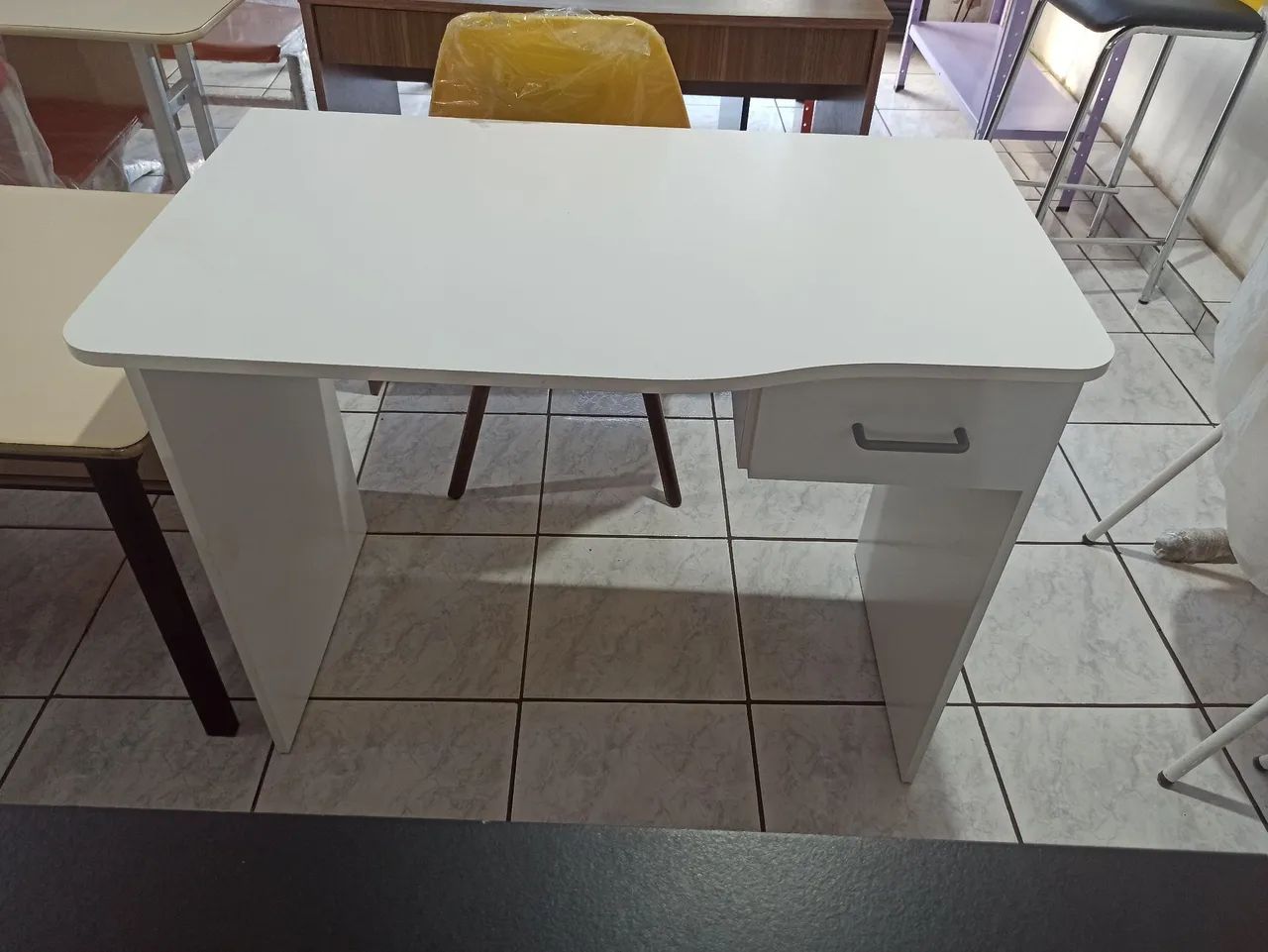 Mesa branca com 1 gaveta 