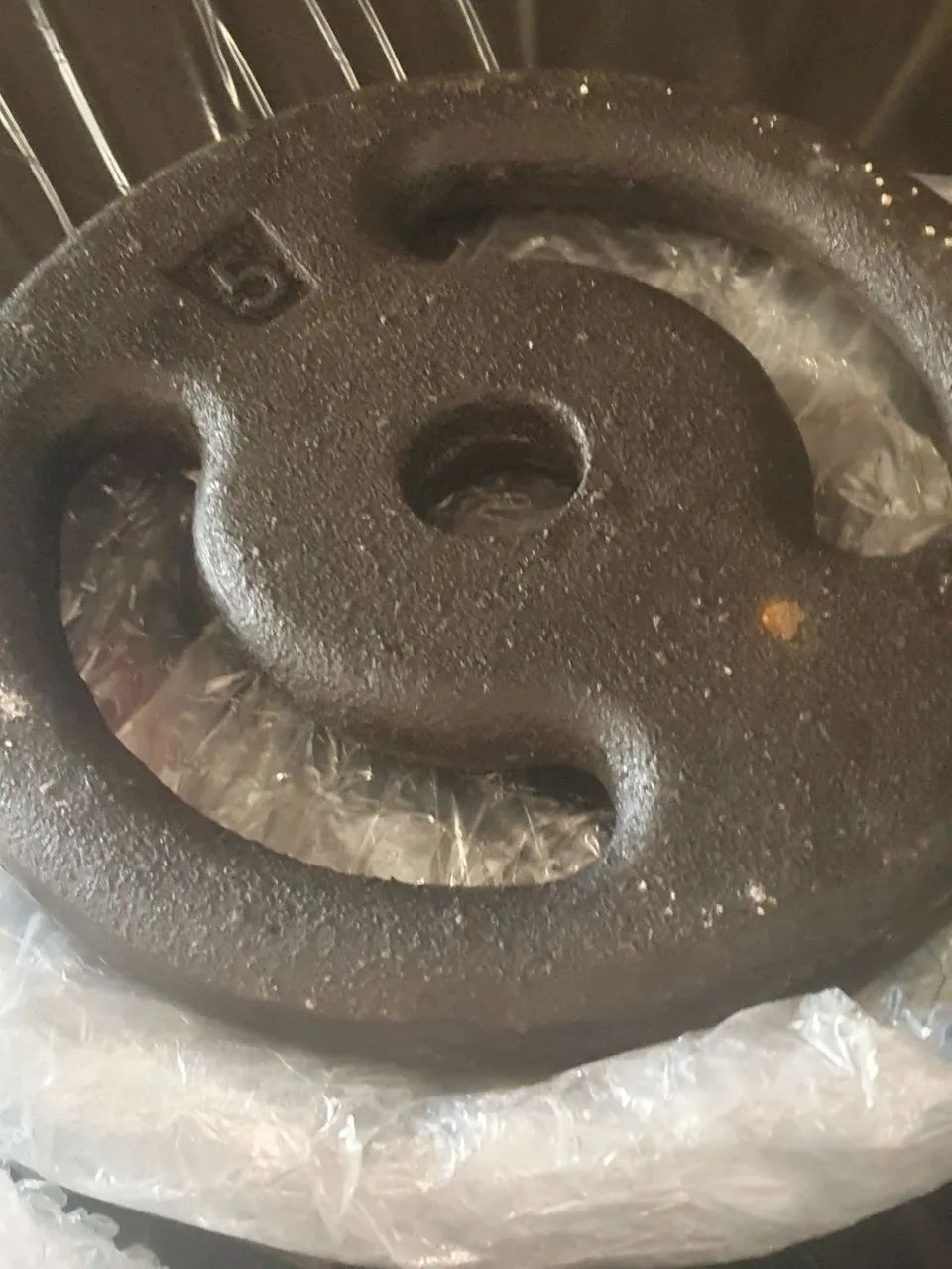 Anilhas de 4 unds 3Kg e 4 unds de 5Kg com 02 barras curtas de rosca.  - Foto 3