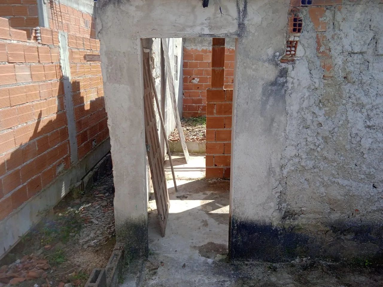 Terreno murado com construção  - Foto 4