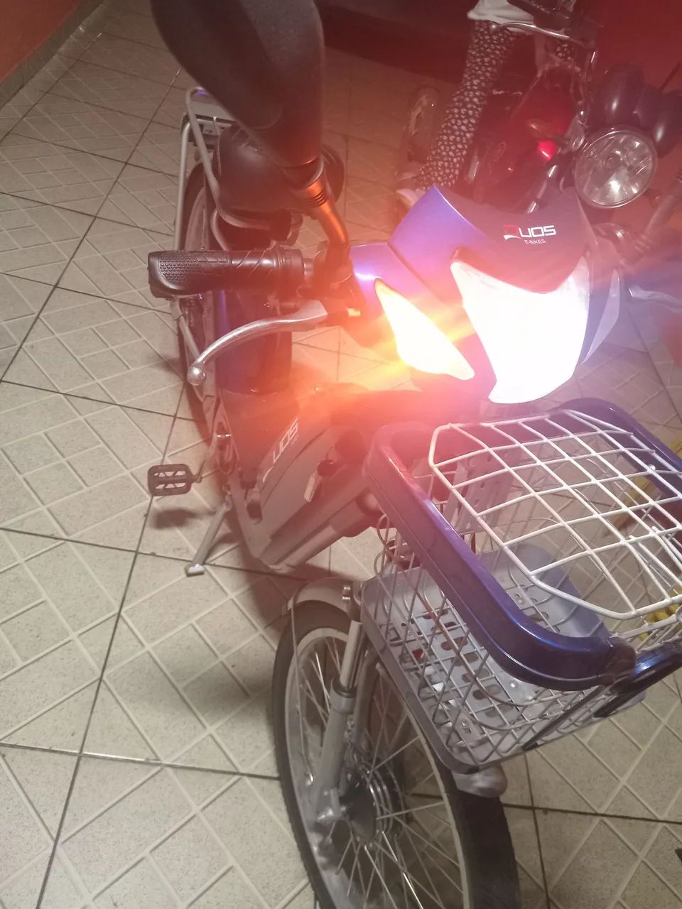 Bicicleta Elétrica E-Maxx Duos 800W Entrada USB Alarme e Seta cor azul