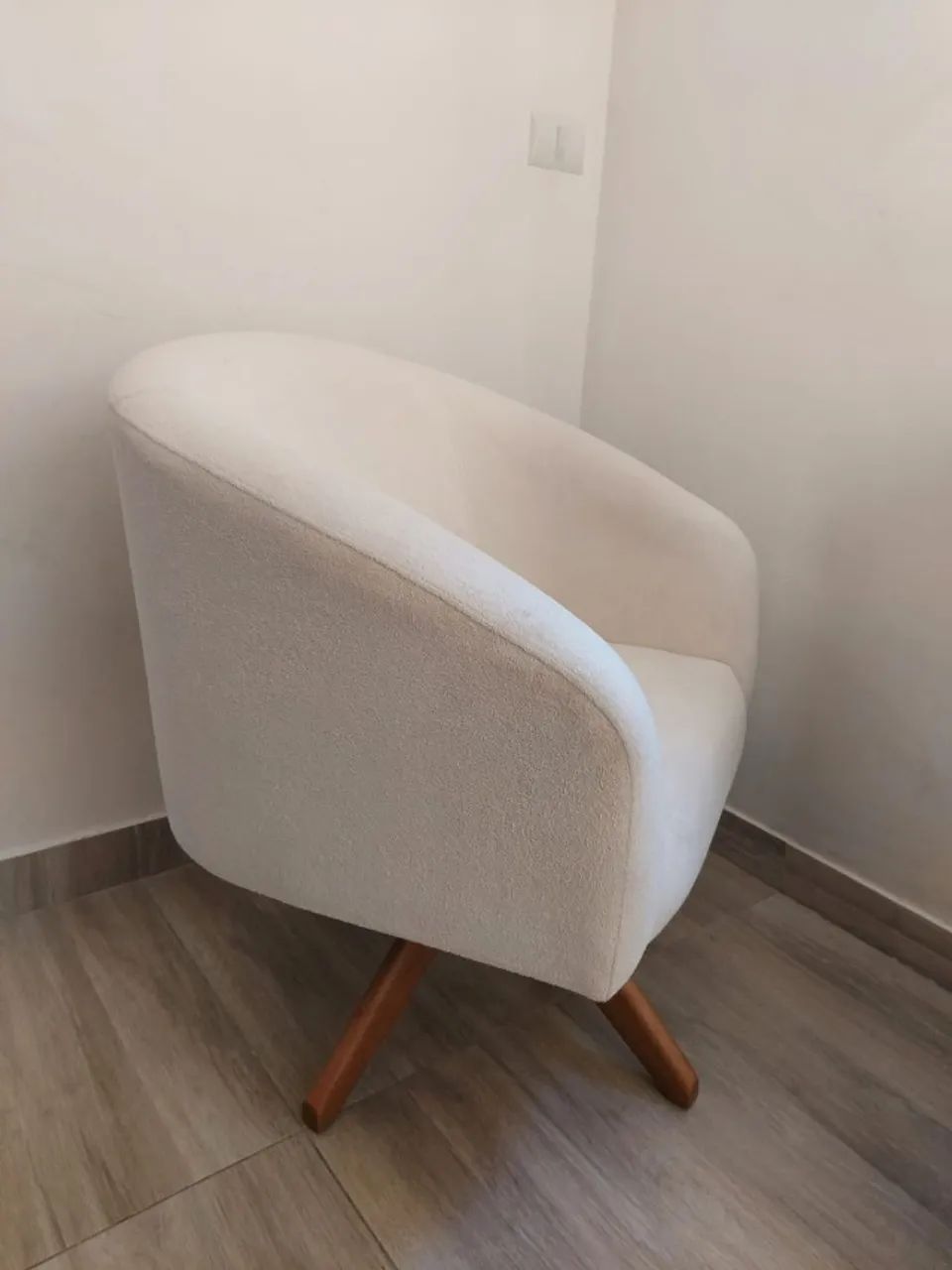 Poltrona giratória tecido boucle e base de madeira maciça - Foto 3