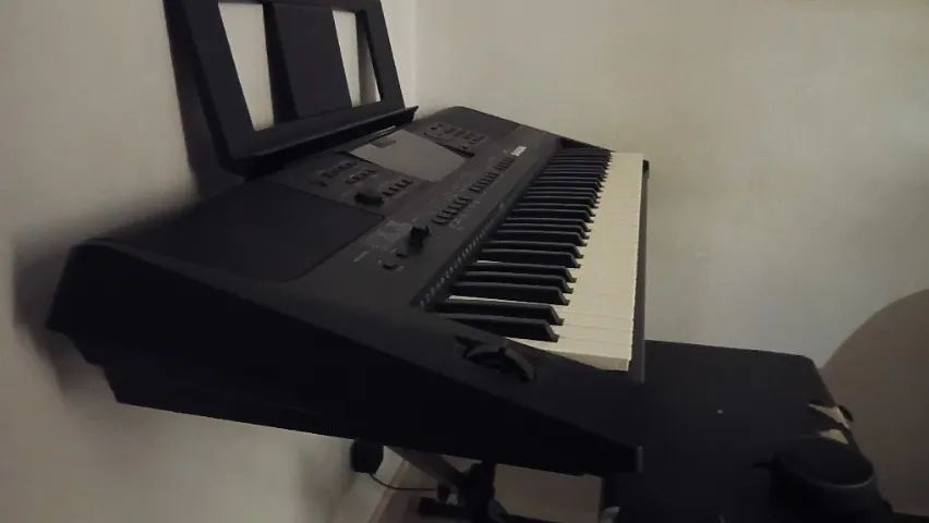 Teclado YAMAHA PSR E453 - Foto 2
