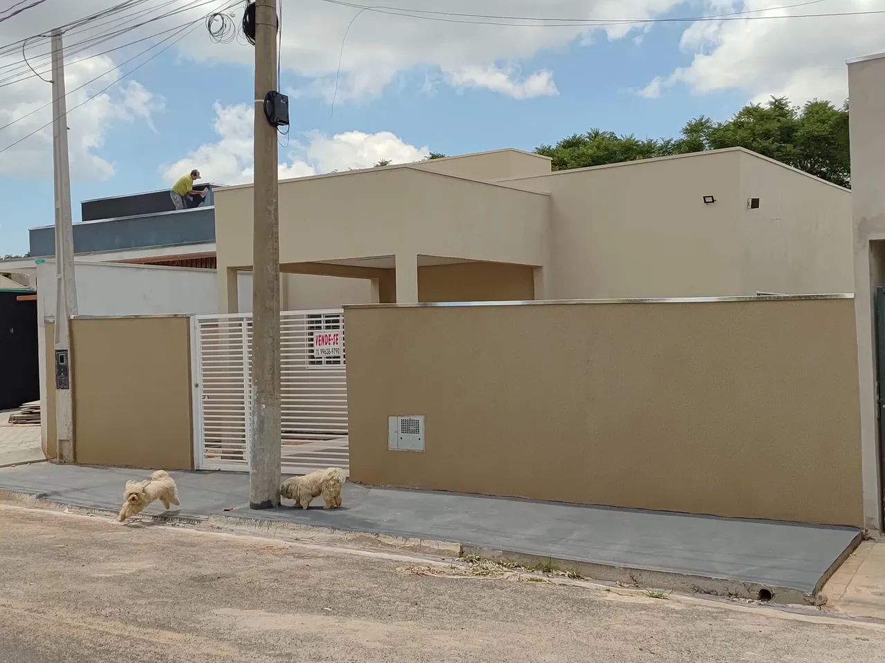 Casa com quarto suíte. 