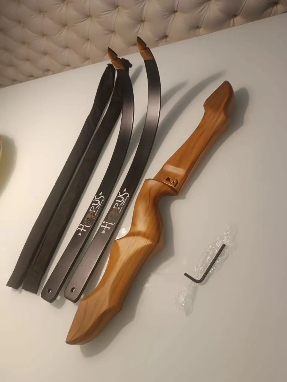 Arco Recurvo Horus 30 lbs lâminas 70 polegadas.