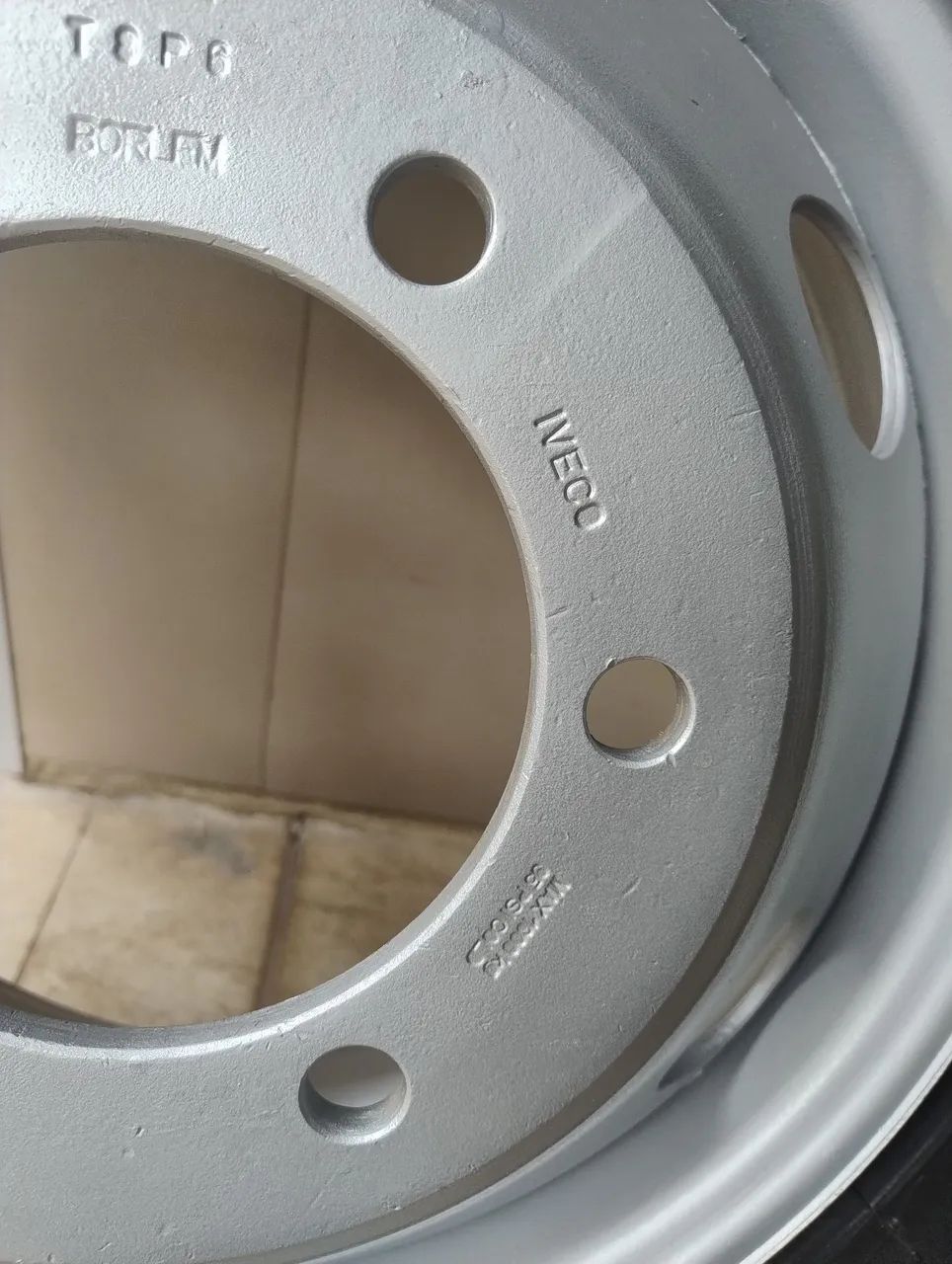 Roda 17,5 original IVECO com pneu - Foto 4