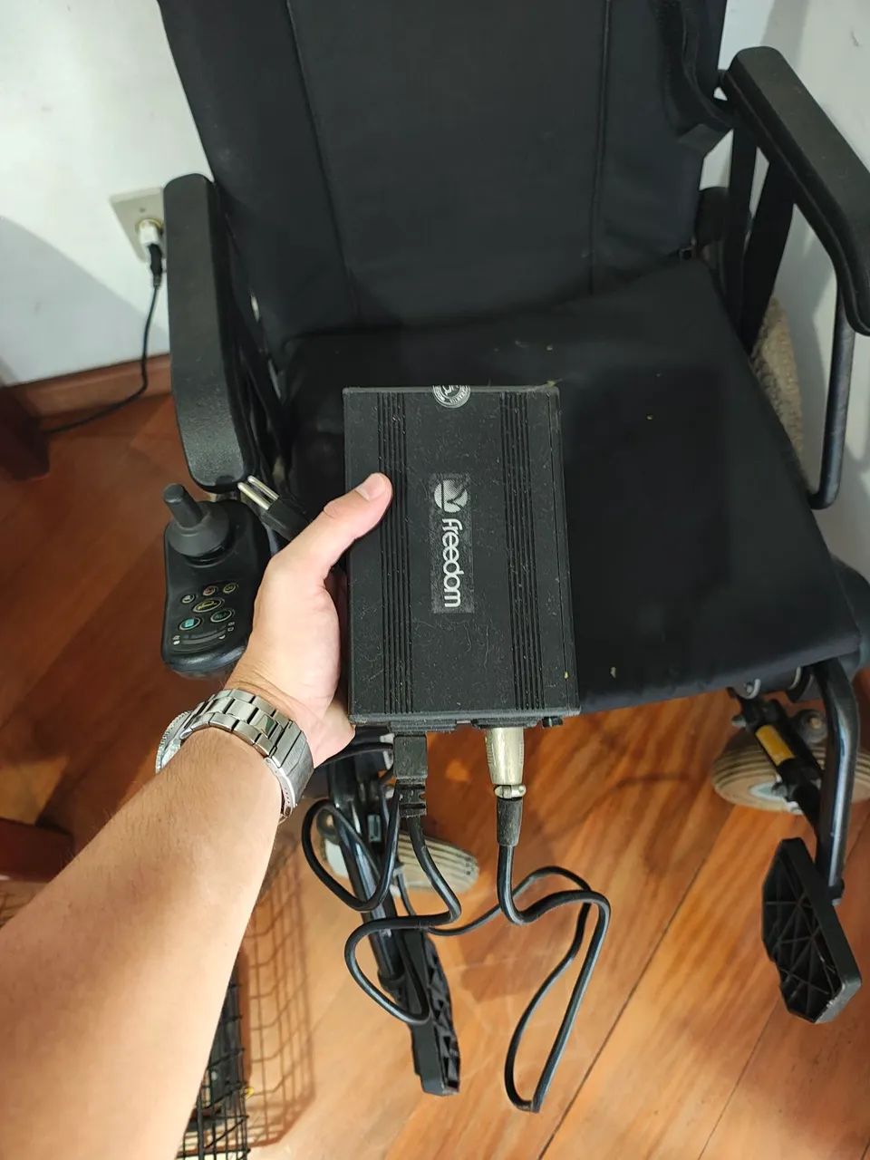 Vendo Cadeira de rodas Freedom Carbon  - Foto 3