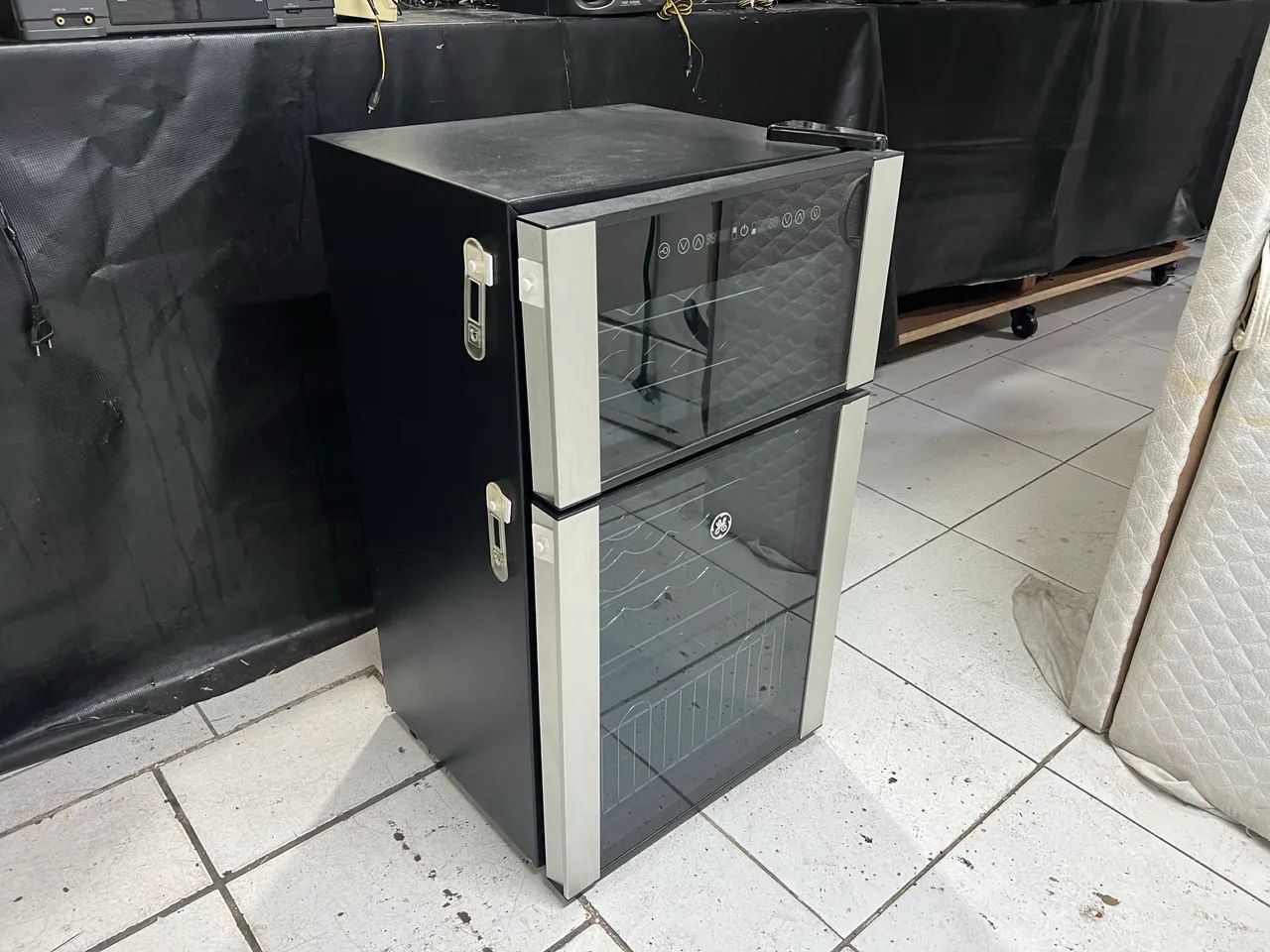 Adega GE Easy Cooler Dual Zone Para 29 Garrafas com Defeito  - Foto 2