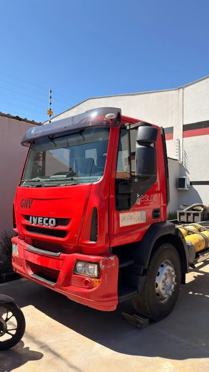Cabine completa Iveco Tector com chassis, eixo, bancos, interna