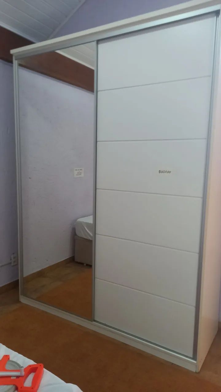 Guarda-roupas com porta de espelho