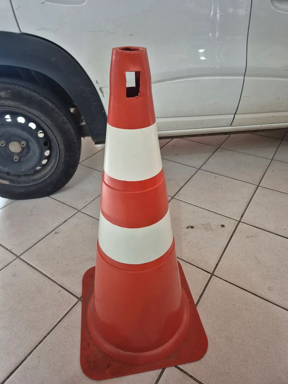 Cone de trânsito grande