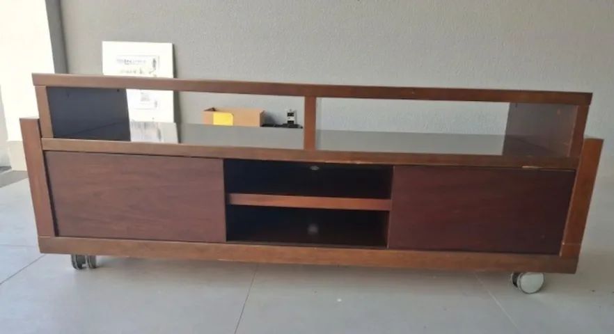 Rack para TV em MDF e Compensado - Cor Mogno (com Rodinhas) USADO - Foto 3