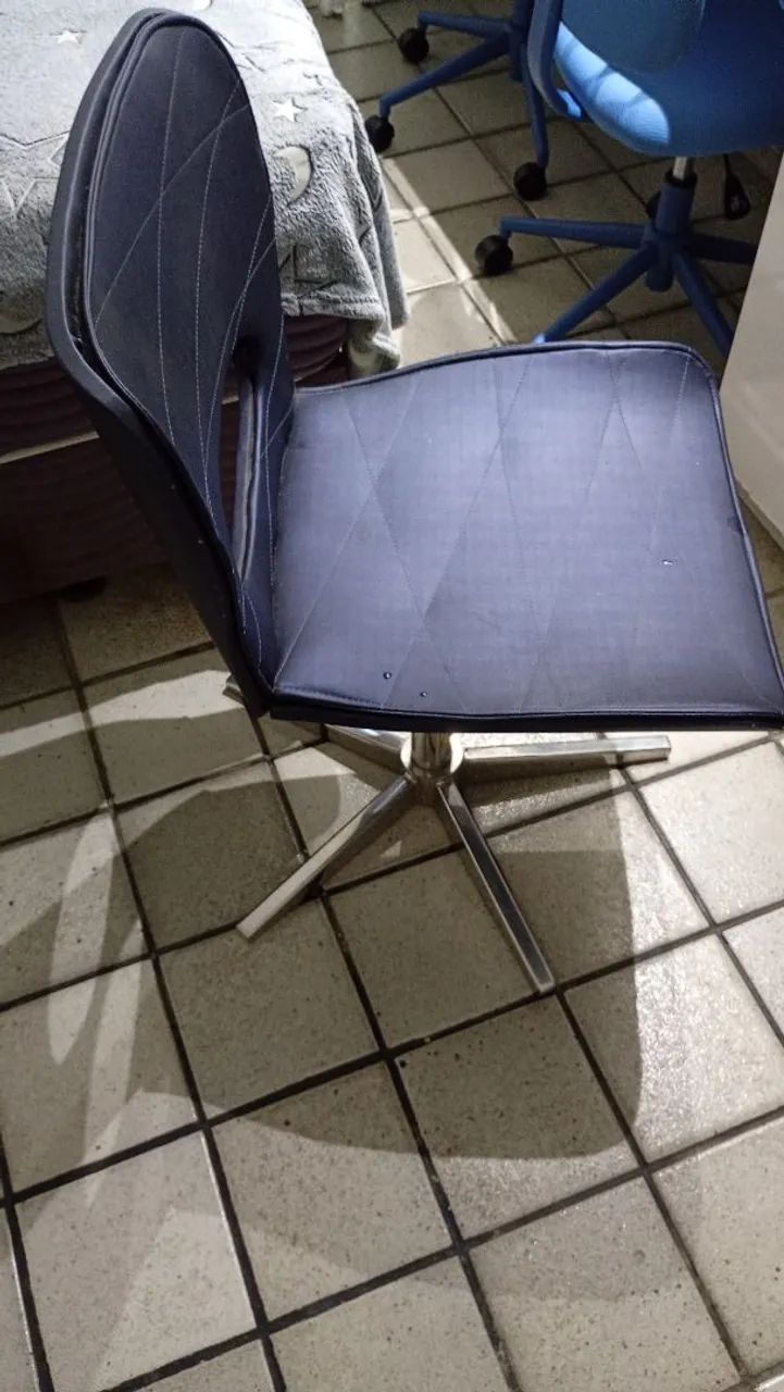 Vende-se LINDA cadeira giratória de couro - Foto 2