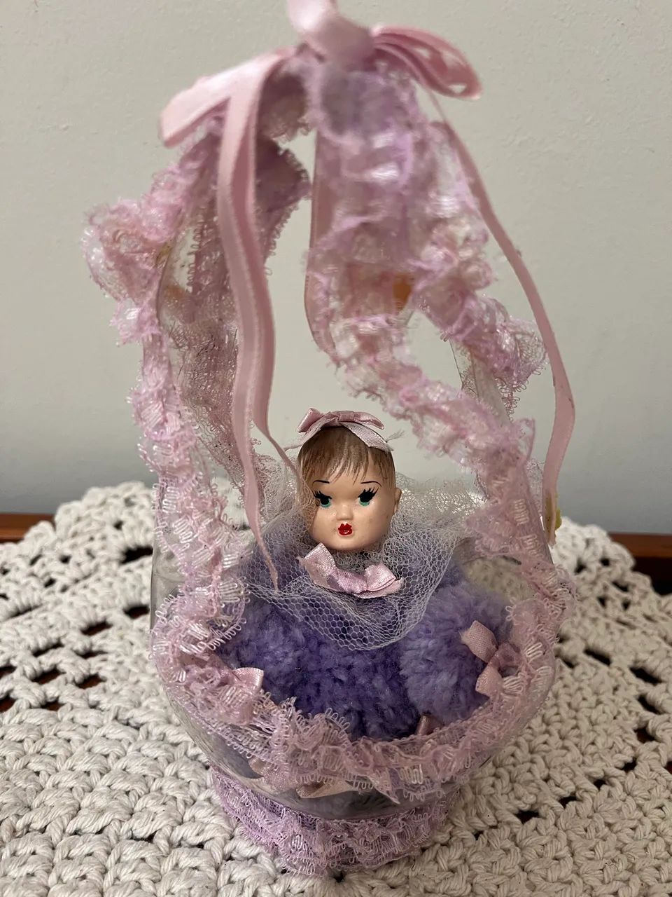 Boneca de porcelana na cesta. - Foto 2