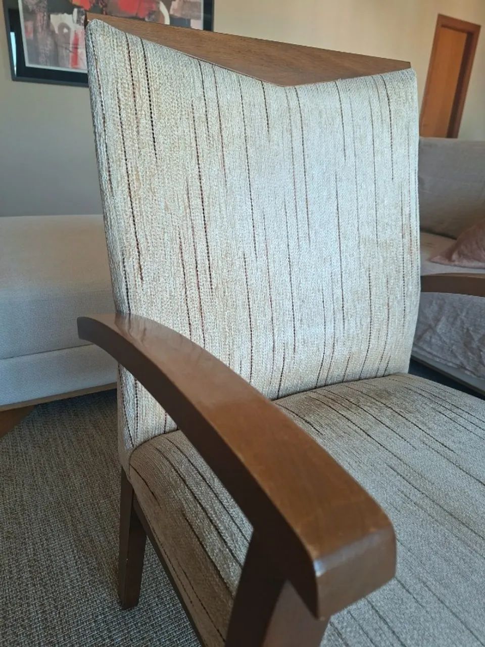 Par de poltronas de madeira estofadas - Elegantes e confortáveis - Foto 3