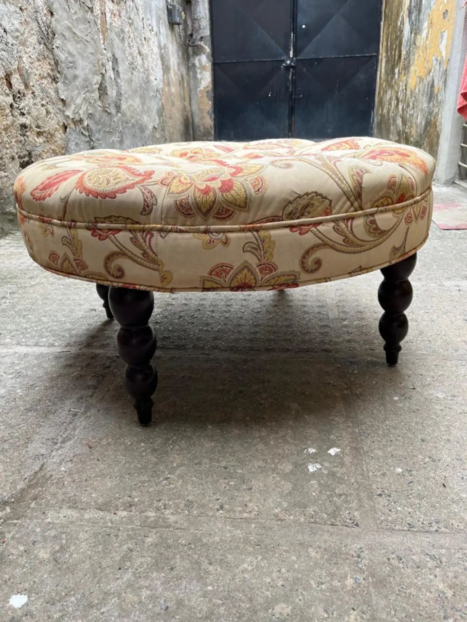 Centro de sala acolchoado, florido. Com pés em madeira. De ótima qualidade! - Foto 3