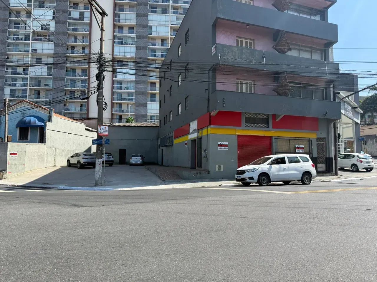 Aluga-se salão comercial com estacionamento próximo ao shopping internacional