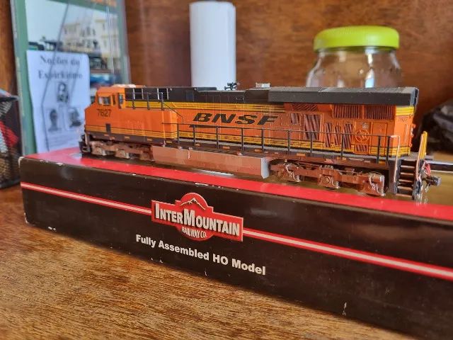 LOCOMOTIVA INTERMOUNTAIN HO ES44 BNSF DCC E SOM - Foto 2