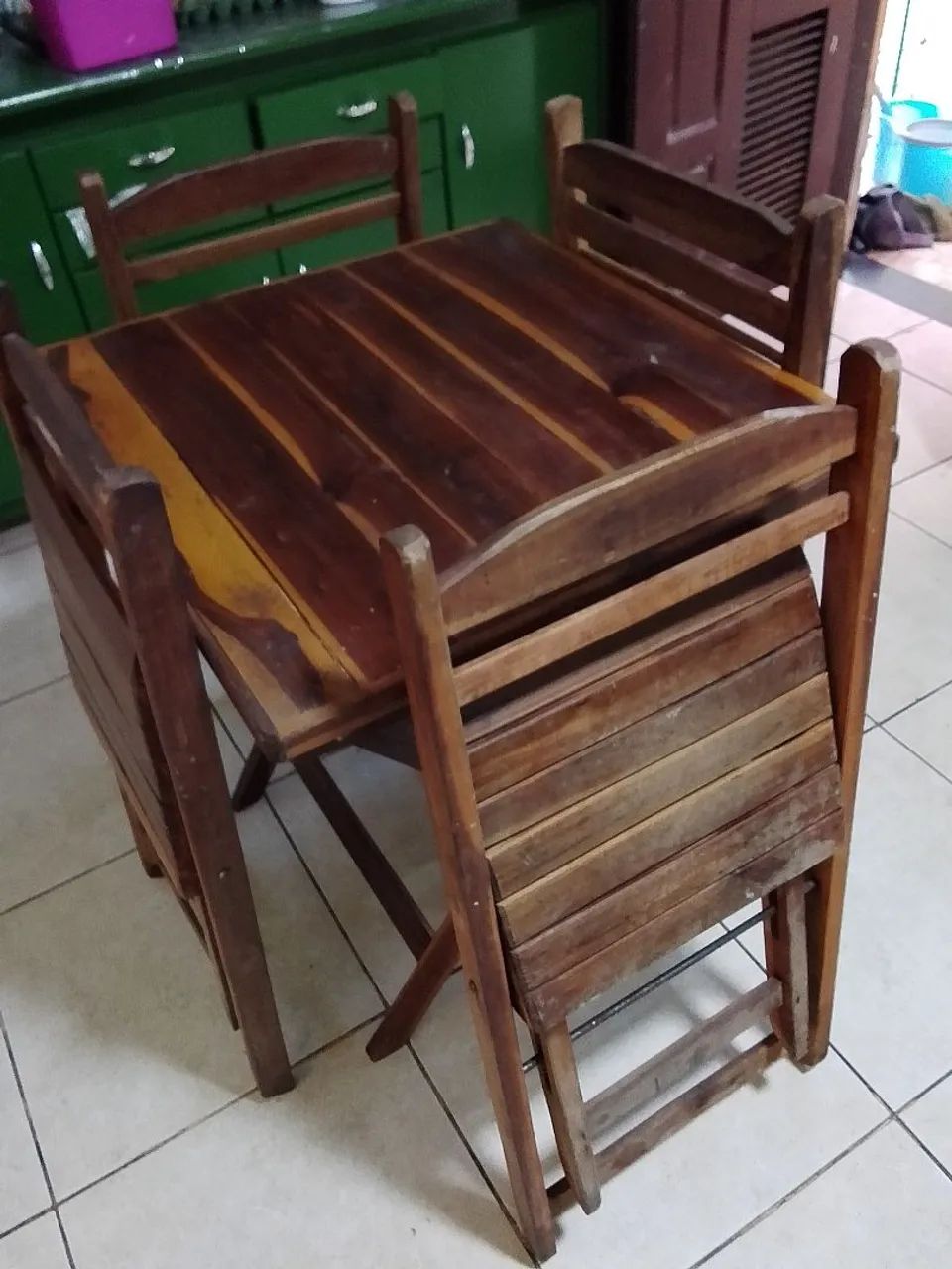 Mesa de madeira com 4 cadeiras 